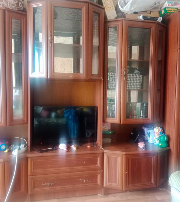 Продам стенку (сервант два шкафа по бокам)