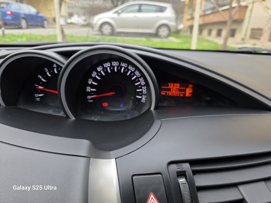 Продавам Тойота Версо