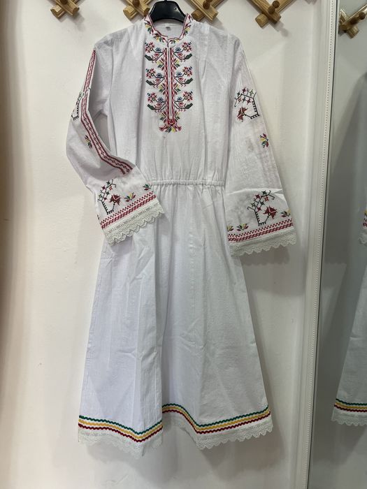 Риза към носия от памучен плата с бродерия