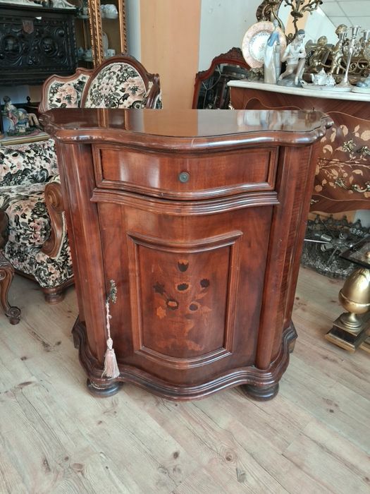 Дървен     скрин