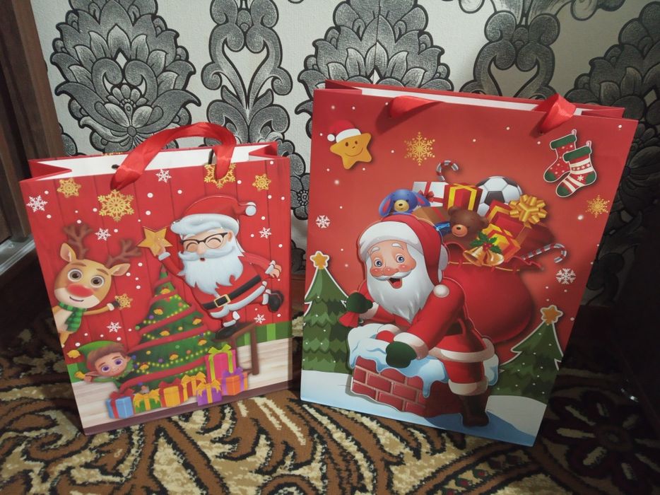 Подарочные пакеты разных размеров.