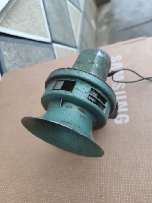 Vînd sirenă veche.