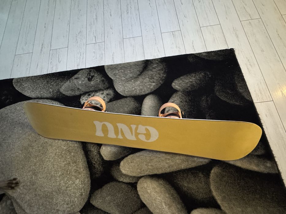 Сноуборд с автомати и каска