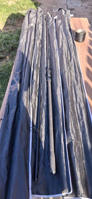 Vând set 3 lansete crap Avid 3,96 m  și 3 mulinete  Avid  Carp Revolve