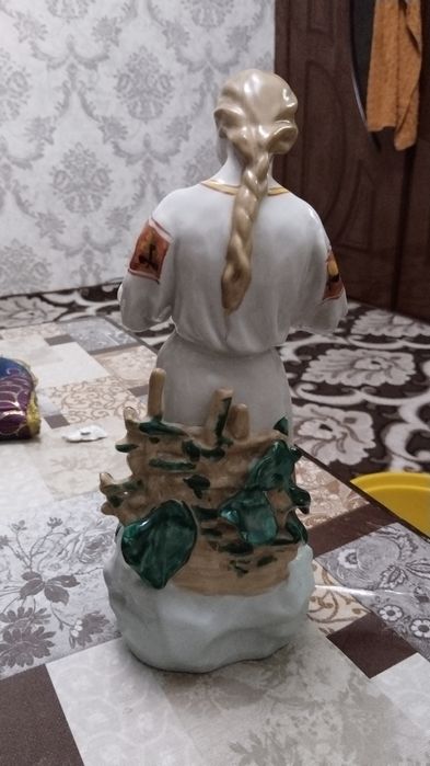 Фарфор хайкалча сотилади