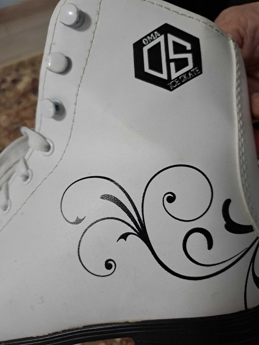 Продам новые фигурные коньки