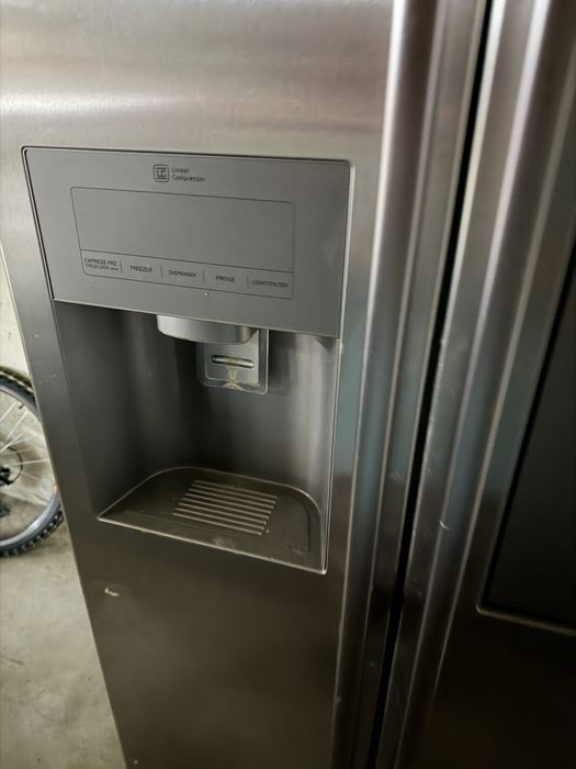 Frigider side by side