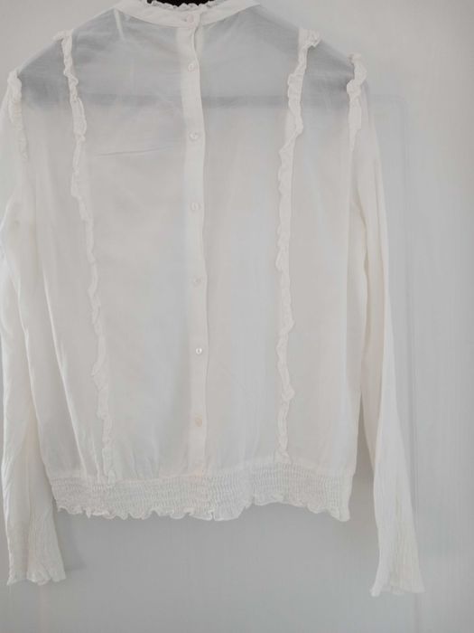 Bluza volane si nasturi spate