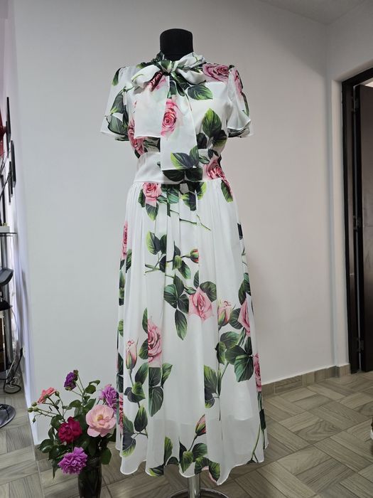 Rochie superba, model cu trandafiri, funda in zona bustului