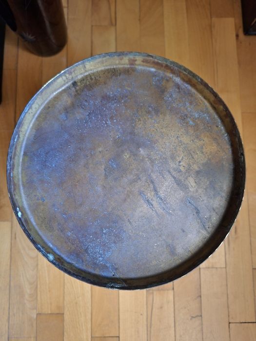 Медна саксия с орнаменти.