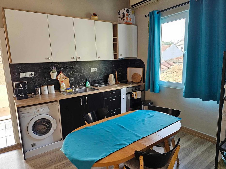 Дава се под наем Двустаен апартамент в Бургас, Център - 72 кв.м за 357 € - Снимка #2