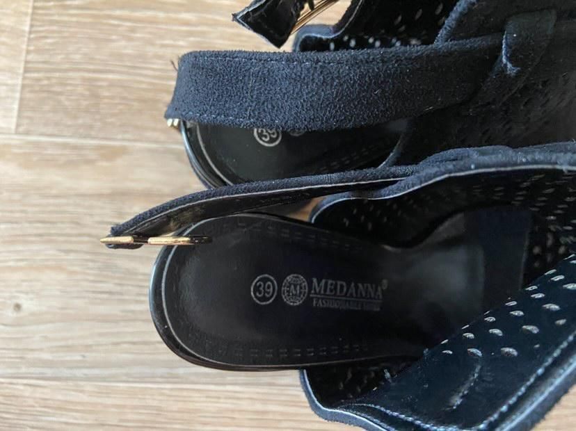 Продам новые босоножки