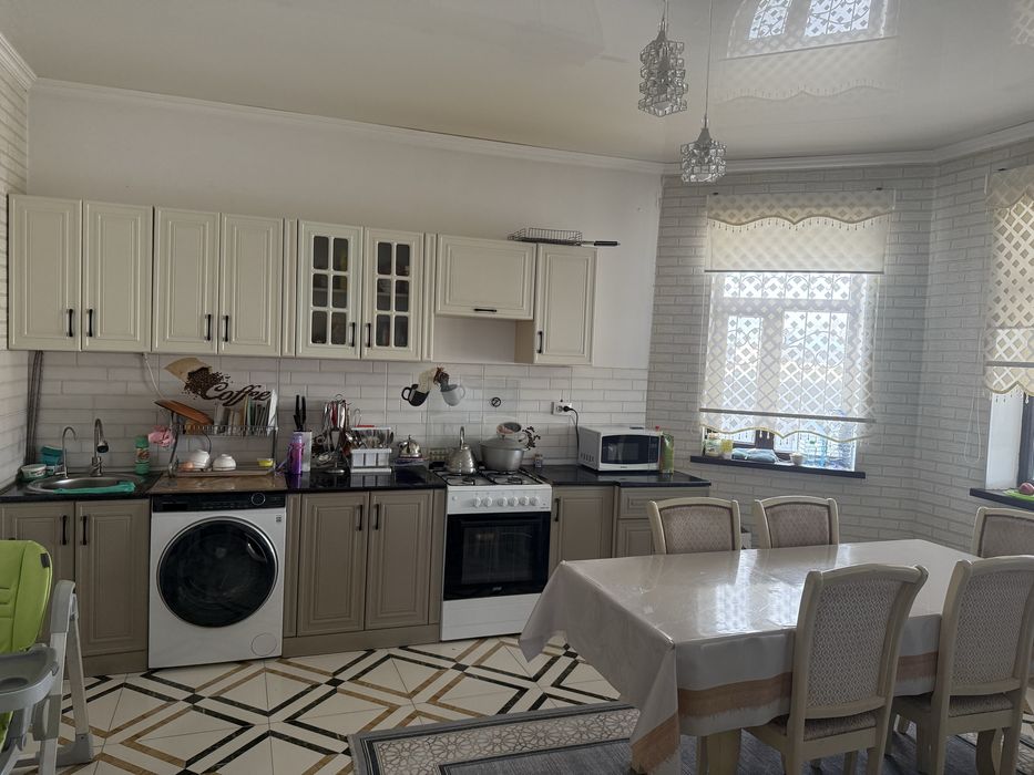 Кухонный гарнитур, стол, 6 стульев.