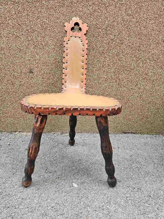 Трикрако столче с кожа