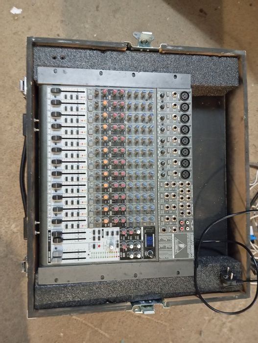 Vând mixer audio Behringer xenyx 2222 cu procesor efecte voce