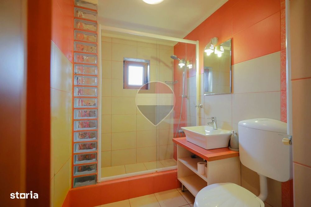 De vânzare apartament cu 3 camere, în zona Decebal