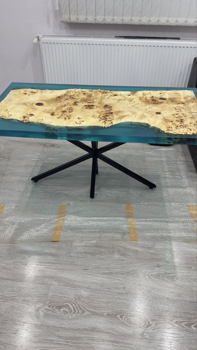 Маса със епоксидна смола цвят тьуркоаз със uv защита и дърво