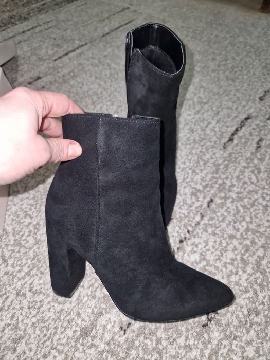 Черни боти на ток