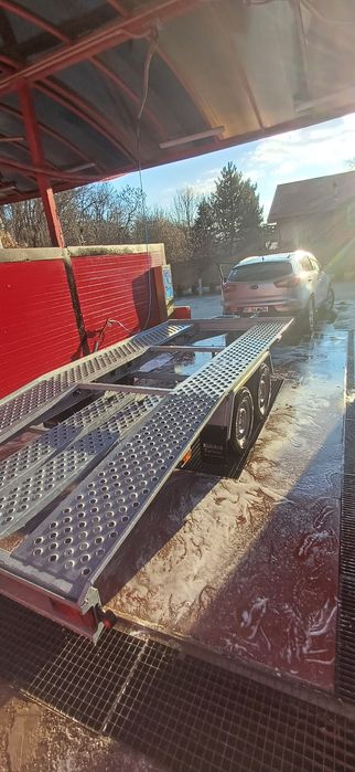 Vand platformă auto