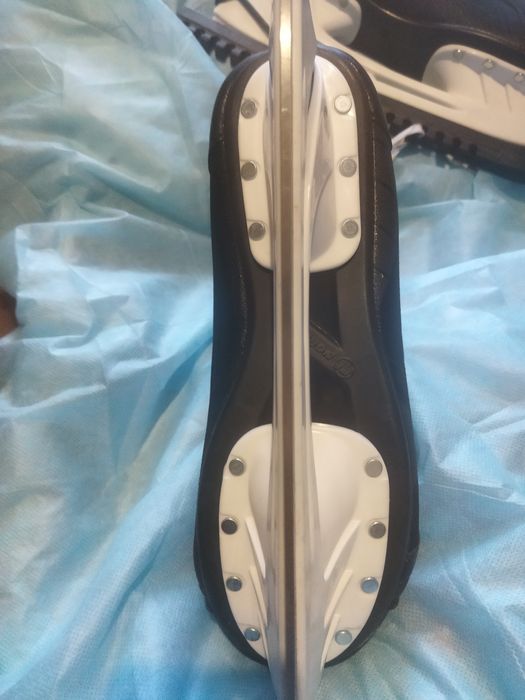 Коньки спортивные черные