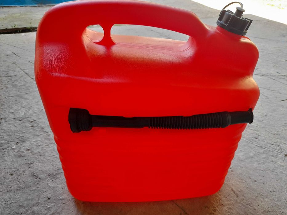 Продам канистру 20 литров.