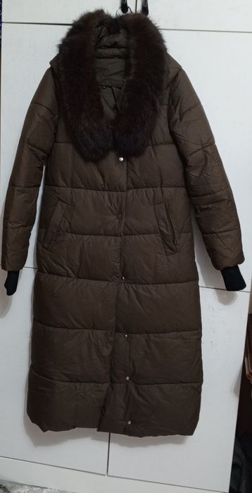 Куртка пуховик ,темно коричневого цвета с капишоном.Размер: М