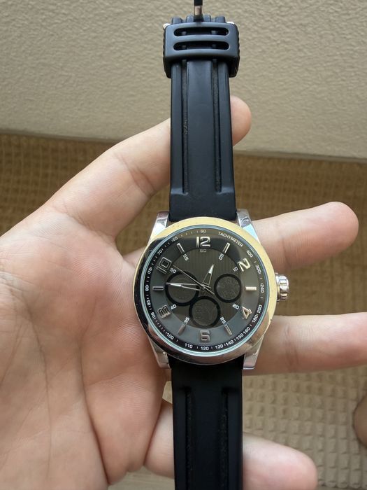 Часовник Guess.