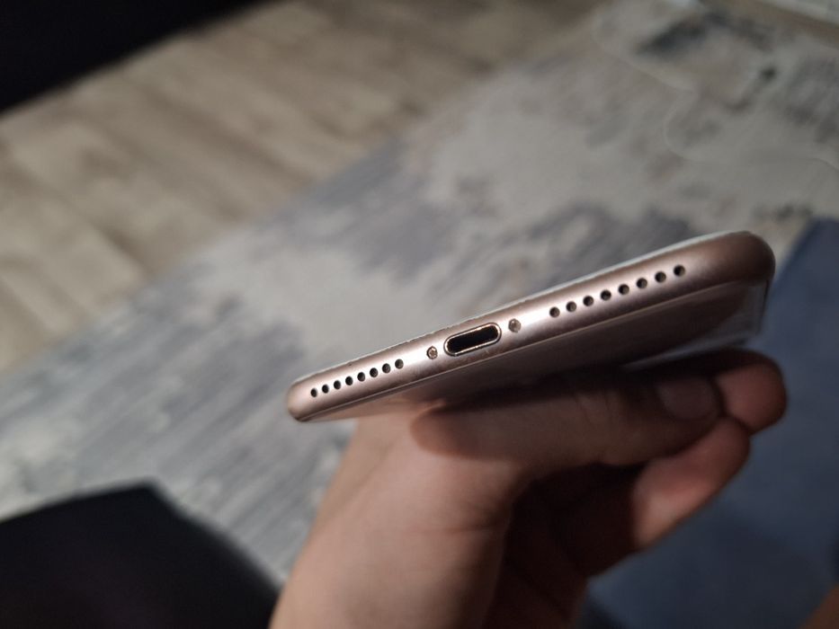 Продам IPhone 8+.