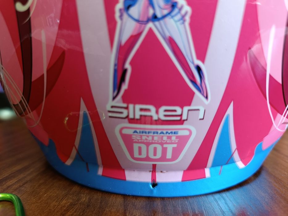 Мото шлем от бренда ICON siren