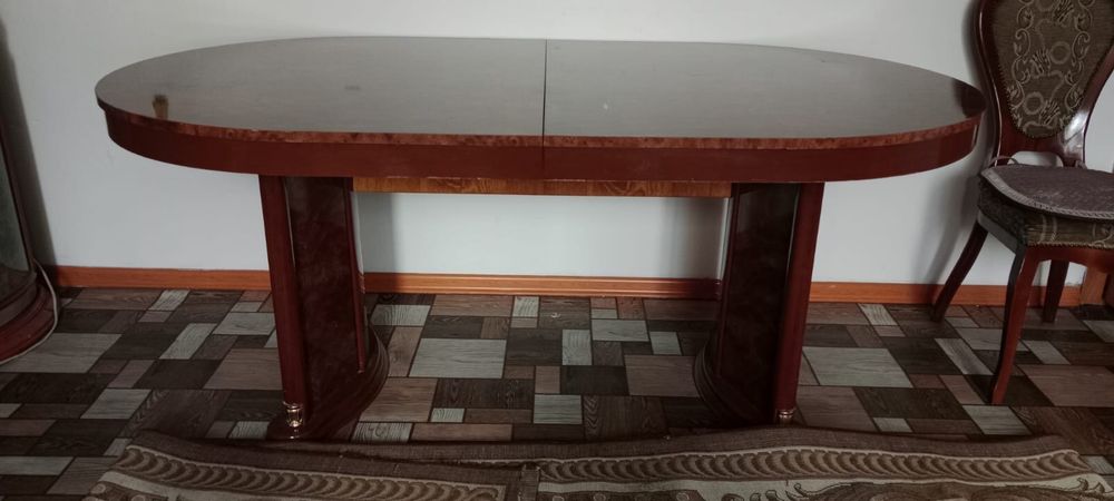 Продам стол и стулья для гостиной