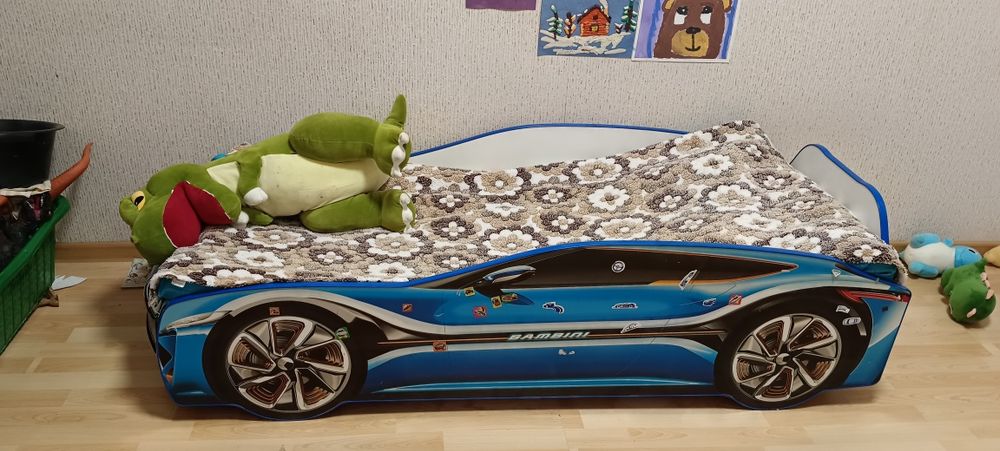 Продам кроватку детскую машинка.