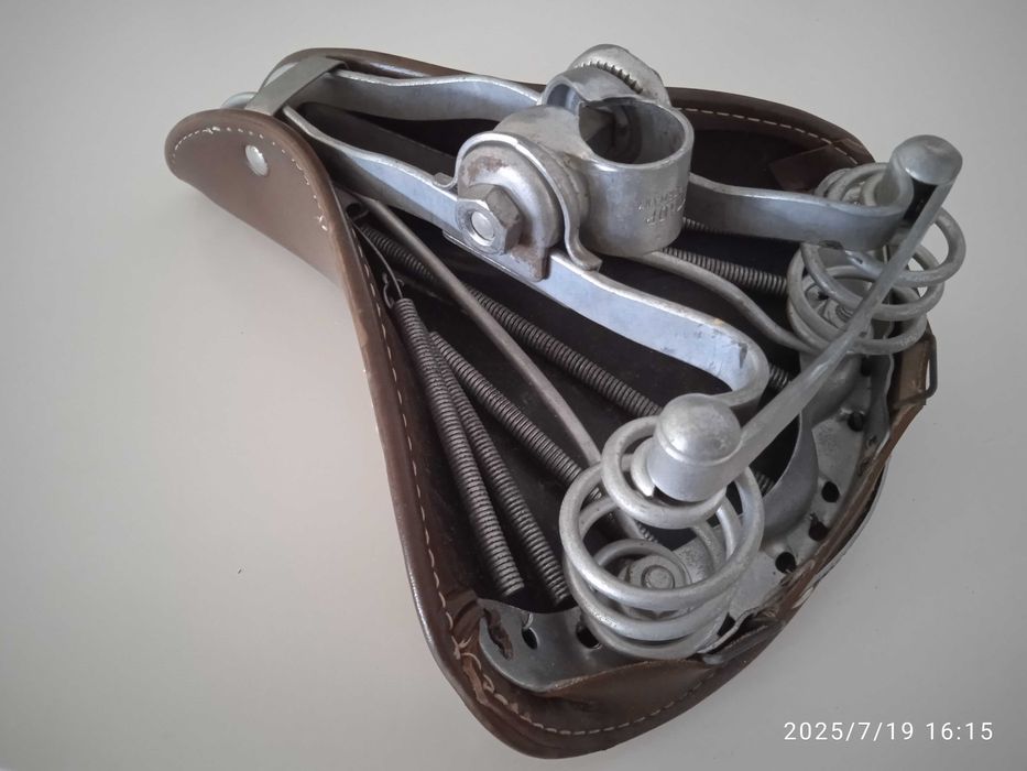 Ретро седалка за велосипед  Wittkop, Germany и стар капак над верига