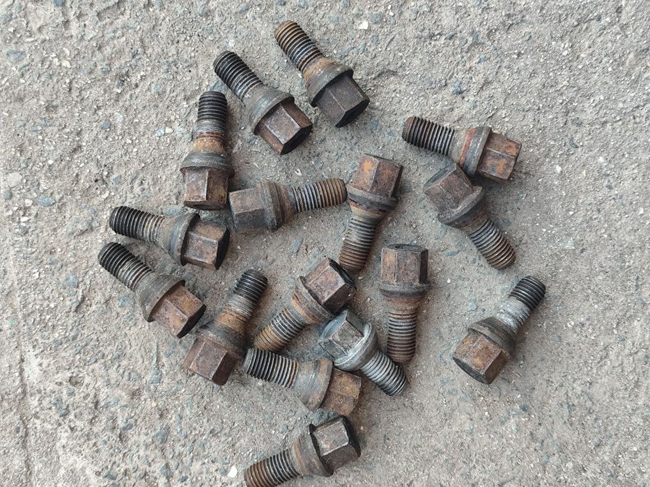 Болтове за Мерцедес ц класа