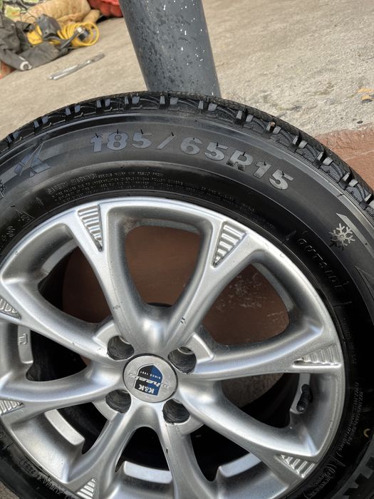 Продам зимние шины с дисками 185/65 R15
