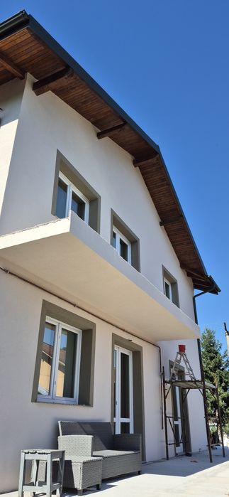 Executam lucrări în domeniul construcțiilor .