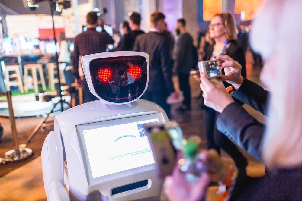 Робот promobot v2