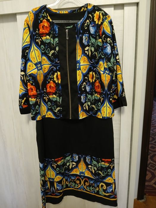 Продаётся женский нарядный костюм