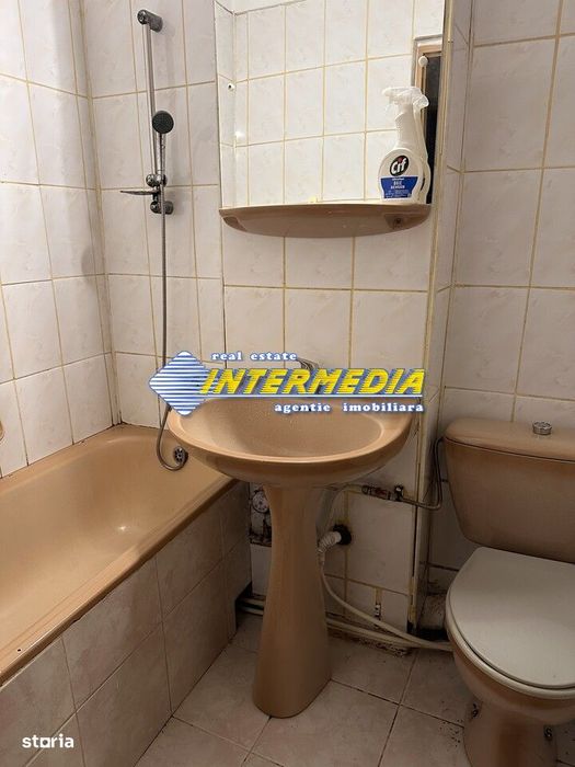 Apartament de închiriat 3 camere| etaj 3| zona Cetate