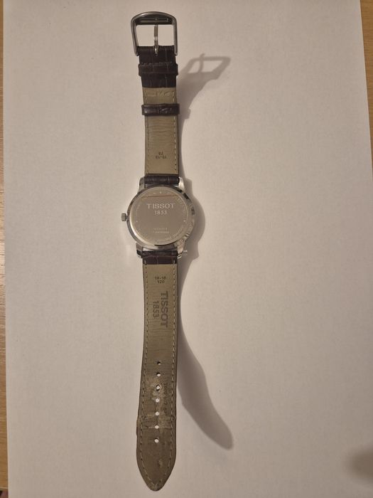 Vând ceas Tissot colectia T-Classic pentru bărbați, cadran 38 mm, design clasic, potrivit atât pentru ținută office, cât și pentru ocazii formale.