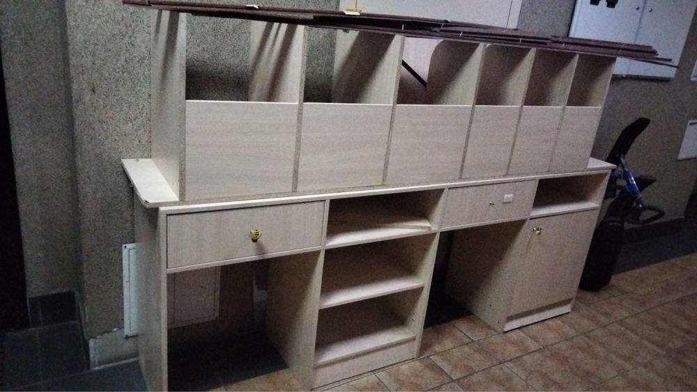 Продам стол с полками