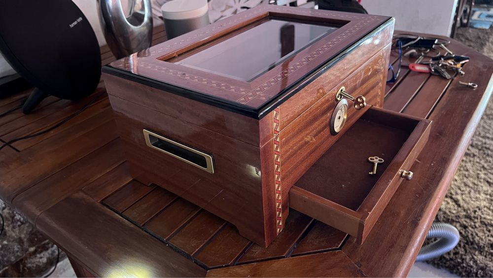 Humidor Trabucuri cu capac de sticla.