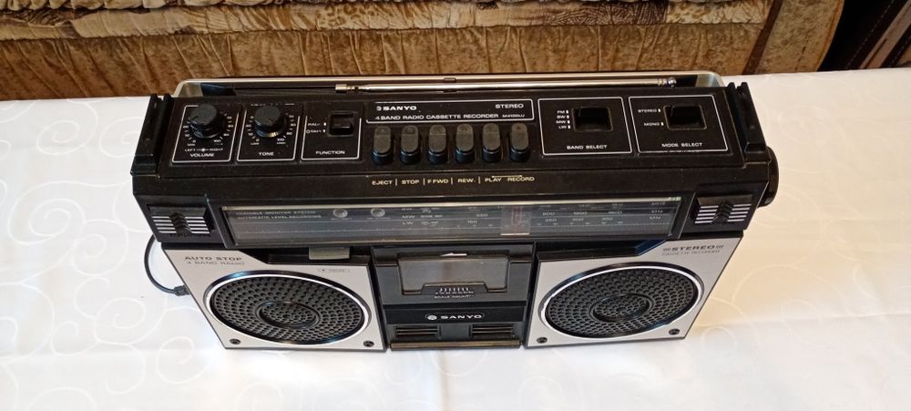 Radio-casetofon Sanyo M-4100 LU