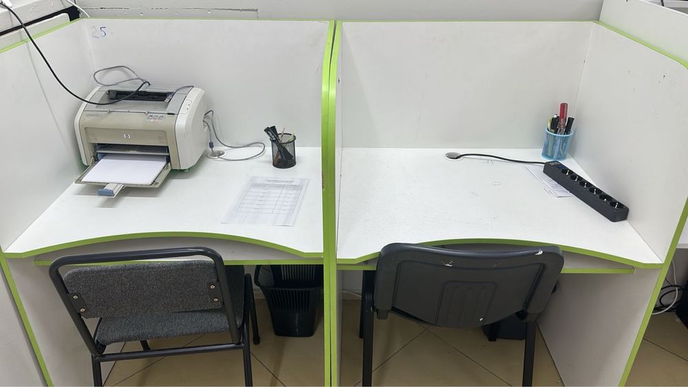 Продам стол и стулья для отдела продаж!