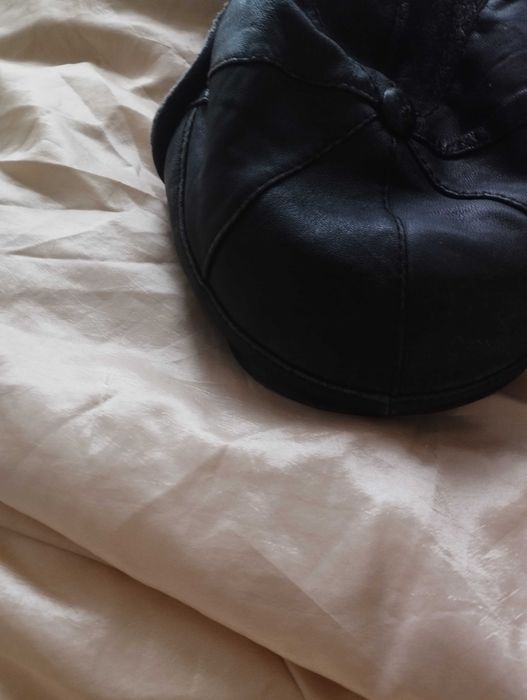 Кожена зимна шапка и  1 бр. Зимна