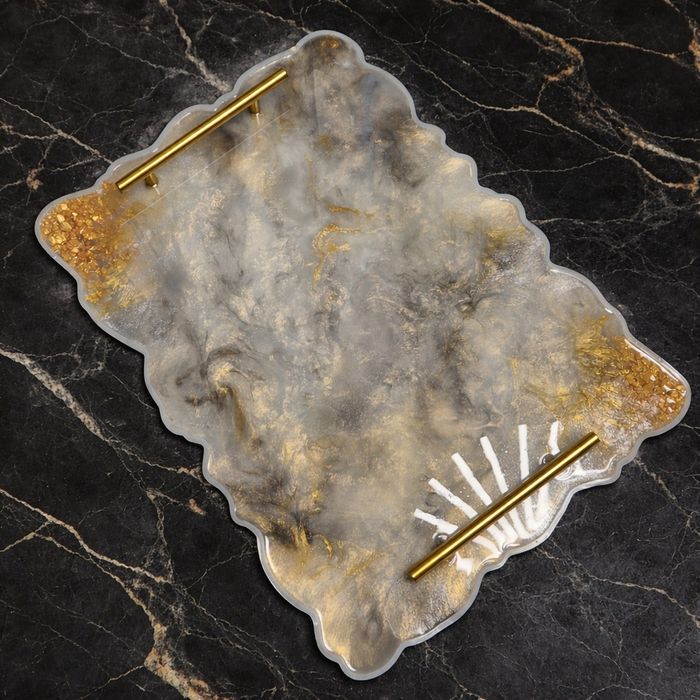 Дизайнерски поднос с мраморен ефект и златисти дръжки