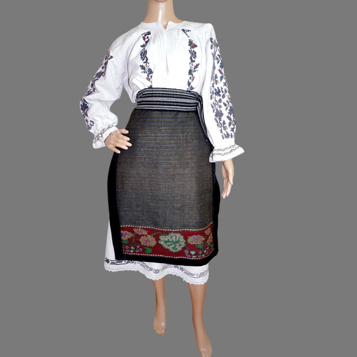 Costum popular vechi din Banat pe canepa cu catrinta fir metalic M-L