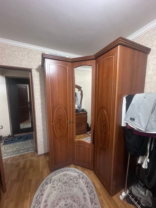 Угловой шкаф.