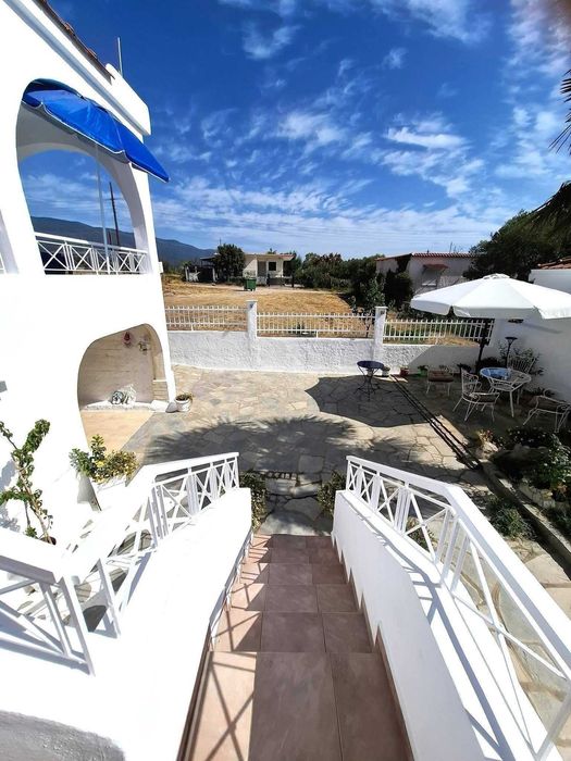 Продава прекрасна къща с площ 60 м2 и двор 220 м2 в Неа Врасна, Гърция