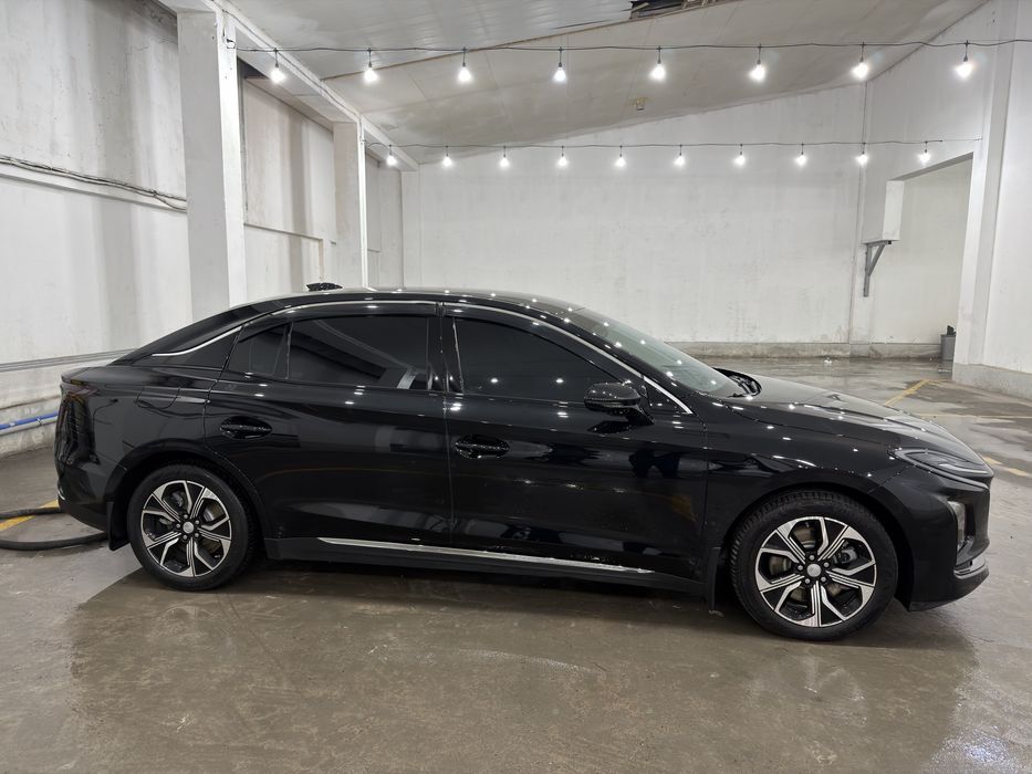 Hongqi E-QM5 431km 2024 yili 49000km yurgan kraska toza