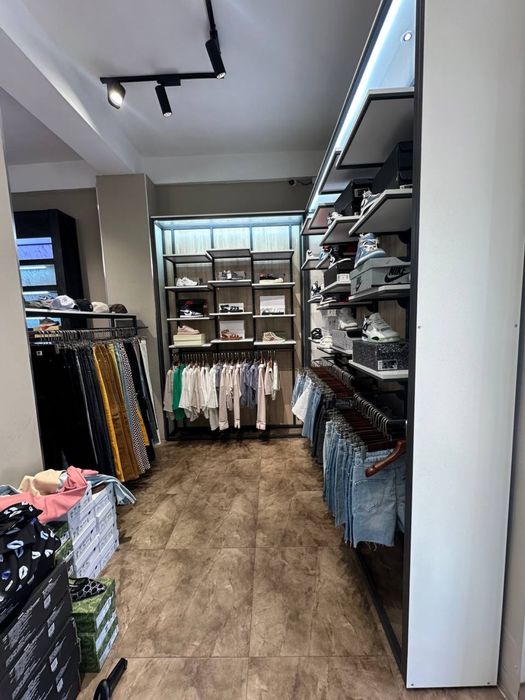 Готовые стелажи по современному дизайну для магазина одежды